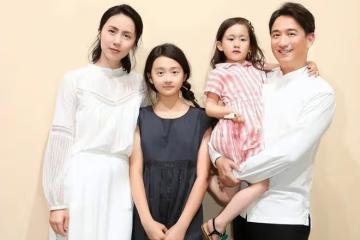 黃磊女兒曬同學合照！16歲仰拍身材露事業線被慫，網友：該訓斥下
