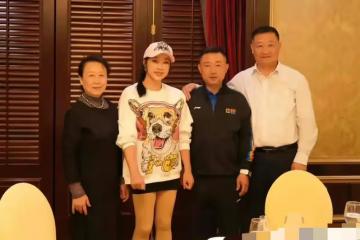 70歲劉曉慶參加同學聚會穿短裙露大腿,站在男女同學中間像一家三口