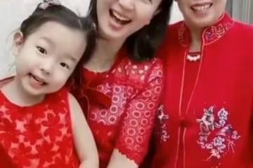 51歲閆學晶：近況曝光，帶5歲女兒現身泰國度假，春節剛當上奶奶