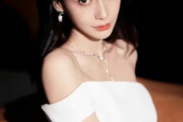 楊穎活成黃曉明高攀不起的樣子!Jennie男同熱吻,lisa75億購房
