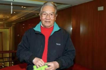 86歲丁強下葬現場照曝光,愛妻磕頭痛哭跪別,兒子親撒骨灰入土