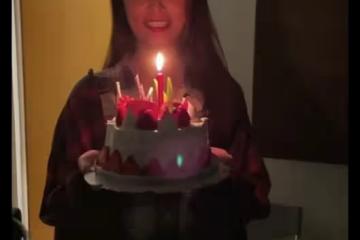 46歲林心如慶生秀恩愛,和霍建華貼臉擁抱太甜蜜,皮膚白嫩似凍齡