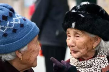 61歲大媽不肯賣房被女兒恨，女兒：我不是醫生，回去看也治不了病