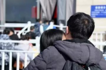 與養子斷絕關係,如今找養子養老,養子擁抱養母:我一直想報答你
