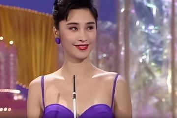 49歲盧淑儀陪李克勤吃大排檔，凍齡氣質勝過名媛好閨蜜
