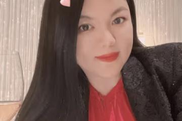 李湘在倫敦奢華餐廳慶47歲生日，攜王詩齡坐百萬豪車，前夫送玫瑰