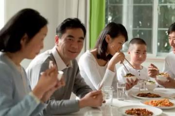 12口人聚餐,母親端走孫女面前的紅燒肉,鳳凰男:老婆,咱們走