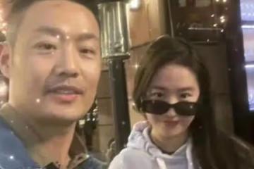劉亦菲疑定居美國富人區!臉瘦一圈顏值回春,與異性合影無架子