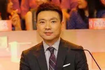 曾是著名主持人，主持過春晚與董卿相戀，現如今56歲風光不在