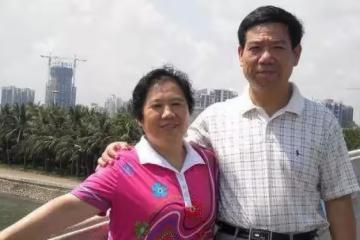 繼父臨死前給親生兒子100萬,卻給養子一雙襪子,養子穿襪時傻了