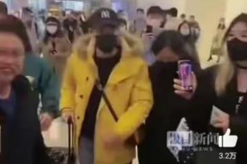 張頌文:47歲成頂流一夜爆紅,遇粉絲接機不知所措,可以買房子了
