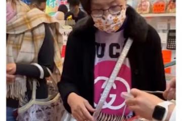 汪明荃攜羅家英買年貨,低調現身農貿市場,與收廢品老人親切合影
