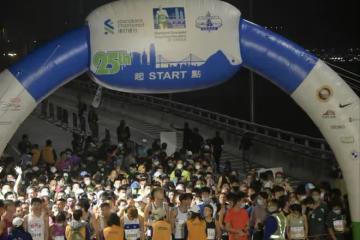 67歲周潤發跑渣打馬拉松，滿臉褶皺魚尾紋搶鏡，一小時跑完10公里