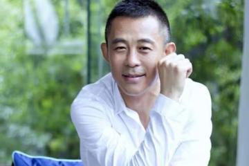 演員侯勇：和第三任小20歲妻子恩愛甜蜜，前妻卻因患病單身至今