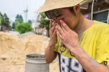 妻子瞞著俺見她前夫，我要離婚，女兒指指床底，我癱在地