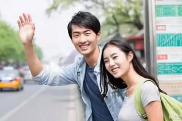 離婚4年，前妻還未嫁，我帶漂亮女人去嘲笑她，見她後我跪地痛哭
