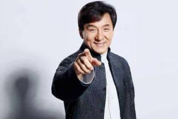 成龍親自送了一輛豪車給他，只因他幫大哥當了一次替身