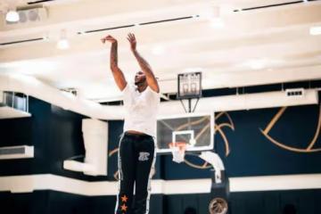 NBA安東尼前妻放開了！穿半透明褲亮相，夜場狂歡 讓安東尼沒面子