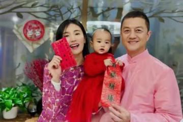 李亞鵬夫婦給小女兒戴假髮，1歲夏夏長發飄飄，太像童年姐姐李嫣