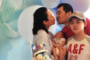 陳建斌夫婦提前過情人節，吃冰激凌逛街，與蔣勤勤舉止親密好恩愛