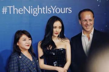 33歲楊冪還如此撩人?穿蛇皮裙時尚現身,最有女人味的女星!