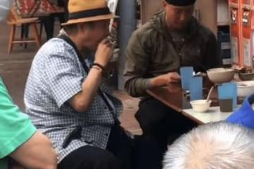 洪金寶一家四口吃路邊攤,混血太太高麗虹氣質出眾,艷壓兒媳一籌