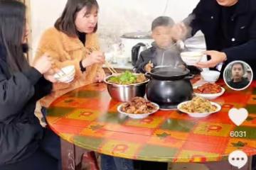 小馬雲范小勤出鏡錄段子，看美女一臉傻笑，范叔未出鏡或又鬧罷工