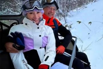 許晉亨陪李嘉欣滑雪慶祝情人節，鮮花擺滿整個桌子給老婆驚喜