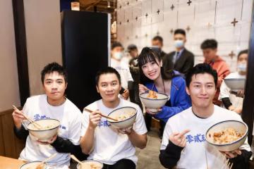 李晨開麵館，竇驍俞灝明捧場，統一標識的白色T恤好似男團