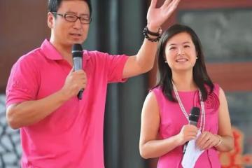曾經是央視主持的張泉靈採訪時，直言：我這輩子最正確的決定，就是為大18歲的高官丈夫生兒子