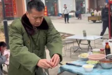 知名演員無戲可拍,回老家擺攤賣炒麵,穿百元軍大衣太落魄!
