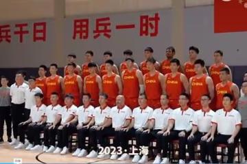 中國男籃拍全家福！周琦C位與王哲林秀恩愛，郭艾倫被吳前豎兔耳朵