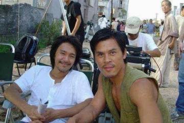 2007,葉偉信拍《導火線》釋行宇片酬50萬,甄子丹、古天樂片酬都260萬。釋行宇不滿吐槽:我武功那麼好,怎麼比他們少那麼多錢呢