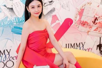 沈月穿桃紅色美少女衣服走秀，成為星二代中最強的資源大咖