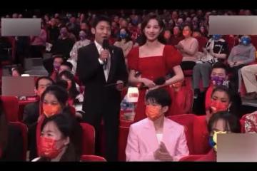 虎年春晚台下明星：王源吉克雋逸擠一把椅子，陳寶國隔口罩摳鼻子