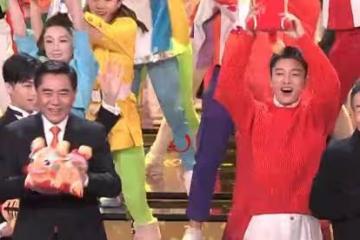 老藝術家齊聚春晚！郭冬臨頭亮，劉歡疑染髮，張也27年戴同款耳環