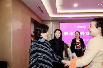 張蘭濃妝艷抹見素顏董明珠舉止畏縮放不開，被嘲女企業家和女網紅既視感
