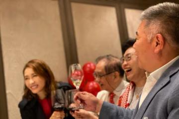 黎姿慶父母結婚50周年!大16歲殘疾老公罕見出鏡,頭髮花白顯老態
