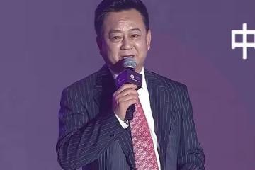 朱軍工作全面復甦!勝訴弦子後首次登台主持,一臉滄桑卻氣場強大