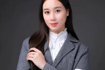 何超欣出席國際會議，身穿名牌遺傳了賭王父親的超強基因