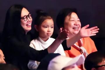 朱麗倩表妹陳雪玲的兒子滿月,劉德華曾親自到豪宅之中送大禮