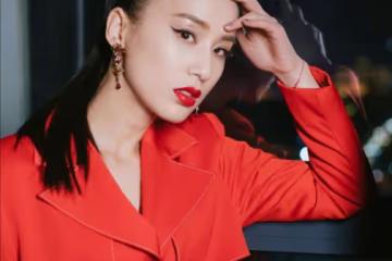 郭晶晶與三胎女兒對視眼神深情,帽子破舊露出白邊勤儉持家