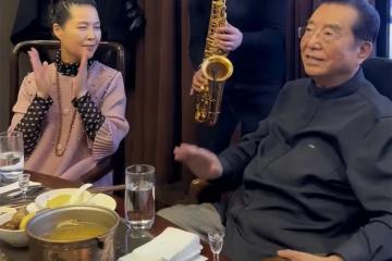 曝李雙江夫婦為兒辦接風宴,安排專人吹薩克斯,李天一已悄悄改名
