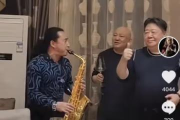 59歲老戲骨劉金山近照曝光,挺大肚腩熱舞,臉部贅肉明顯發福嚴重