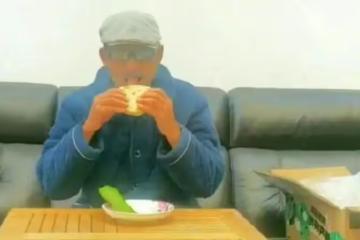 歌手阿寶近況曝光!家中簡陋光腳吃飯太寒酸,走到這一步能怪誰?