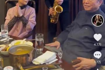 李雙江：兒子即將出獄，83歲的他聚會喝好酒，聽著音樂心情很不錯