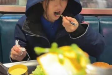 賈乃亮帶10歲女兒吃大餐，拿叉子大口喂食，甜馨笑起來太像媽媽了