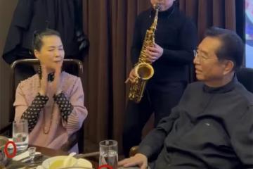 84歲李雙江為慶祝兒子出獄喝茅台，染髮，奏樂好愜意 網友：管好他免得二進宮