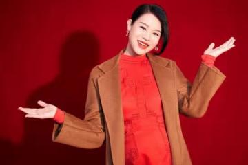 胡杏兒新劇殺青後回農村過年，一家五口其樂融融，丈夫親自貼春聯