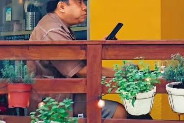 蔡康永戀情曝光：和年輕壯漢一起回家，對方幫他付款有說有笑